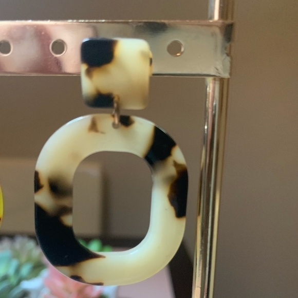 SALE💚 any 3 for $18 💚 Tortoise Statement Earrings Dangle Acrylic - Picture 2 of 6